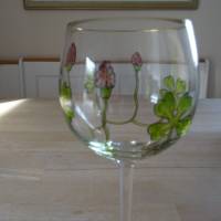 Mit Kleeblättern und Kleeblüten handdekoriertes hohes Glas. Theresienthal Meisterglas.Höhe: 21 cm Bild 4