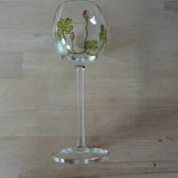 Mit Kleeblättern und Kleeblüten handdekoriertes hohes Glas. Theresienthal Meisterglas.Höhe: 21 cm Bild 6