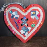 Geschenk zum Valentinstag LOVE abstrakt gestaltetes Herz aus Holz mit Acrylfarbe im Shabby-Stil bemalt Bild 1