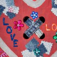 Geschenk zum Valentinstag LOVE abstrakt gestaltetes Herz aus Holz mit Acrylfarbe im Shabby-Stil bemalt Bild 3