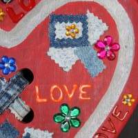 Geschenk zum Valentinstag LOVE abstrakt gestaltetes Herz aus Holz mit Acrylfarbe im Shabby-Stil bemalt Bild 4
