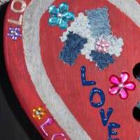 Geschenk zum Valentinstag LOVE abstrakt gestaltetes Herz aus Holz mit Acrylfarbe im Shabby-Stil bemalt Bild 6
