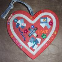 Geschenk zum Valentinstag LOVE abstrakt gestaltetes Herz aus Holz mit Acrylfarbe im Shabby-Stil bemalt Bild 8