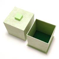 Schachtel quadratisch grün mit feinem Blumenmuster Bild 3