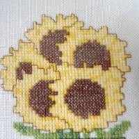 Handarbeit: Kreuzstich-Bild - Sonnenblumen in Vase mit Herz. 26 x 19 cm Bild 2