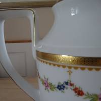 Traumhaft schöne Kaffeekanne mit Blumengirlande-Dekor und eingeritzter Goldborte. Mitterteich Bild 3