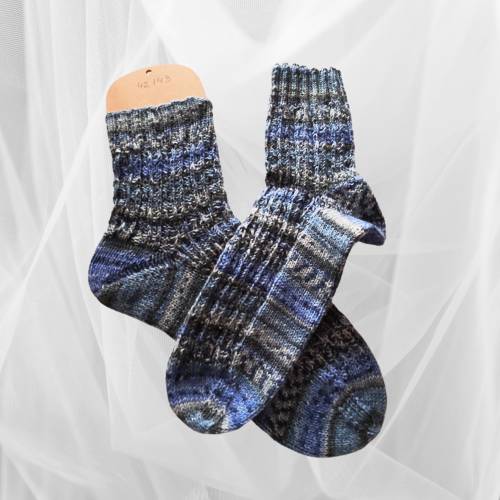 handgestrickte Männer-Socken aus hochwertiger Wolle,blau - bunt, Größe 41 - 43