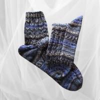 handgestrickte Männer-Socken aus hochwertiger Wolle,blau - bunt, Größe 41 - 43 Bild 2