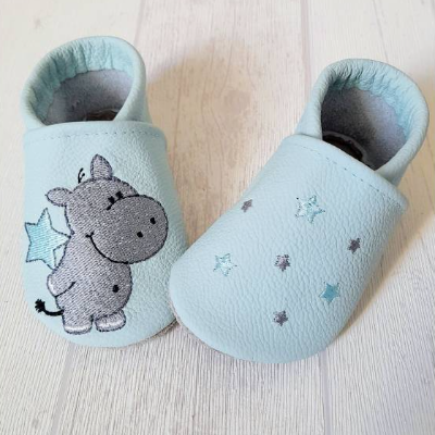 Krabbelpuschen, Lederpuschen in 18/19, Geschenk zur Geburt, Geschenk zum Kitastart, bestickt mit Nilpferd und Sternen