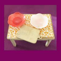 Größere shabby Puppenmöbel: Buffet und Tisch in cremeweiß plus Geschirr Bild 2