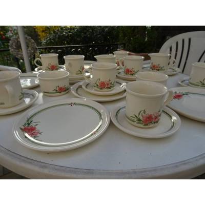 6 Kaffeegedecke mit Milchkännchen und Zuckerbehälter aus England. Steingut