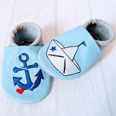 Krabbelpuschen, Lederpuschen in 18/19, Geschenk zur Geburt, Geschenk zum Kitastart, für Küstenkinder, mit Anker und Boot