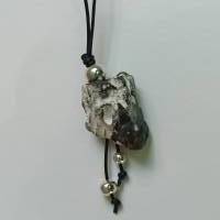 Halskette „Hühnergott“ Glücksbringer schwarz-weiß Bild 2