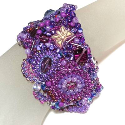 Armband mauve lila Unikat handgefertigt Glas handgestickt Ibiza stil Beerentöne