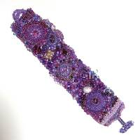 Armband mauve lila Unikat handgefertigt Glas handgestickt Ibiza stil Beerentöne Bild 4