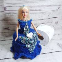 Klorollenhut mit Puppe, blaues Kleid, Modeschmuck, Dekoration Bild 1