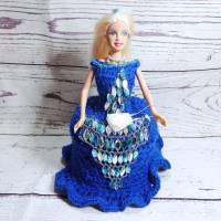 Klorollenhut mit Puppe, blaues Kleid, Modeschmuck, Dekoration Bild 2