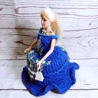 Klorollenhut mit Puppe, blaues Kleid, Modeschmuck, Dekoration Bild 3
