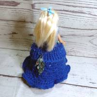 Klorollenhut mit Puppe, blaues Kleid, Modeschmuck, Dekoration Bild 4