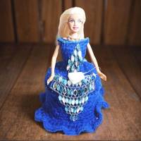 Klorollenhut mit Puppe, blaues Kleid, Modeschmuck, Dekoration Bild 8