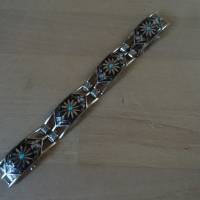 Glieder-Armband ohne Gravur mit türkisfarbenen Stern-Steinen und anderem Dekor. Bild 1