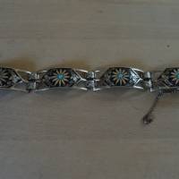 Glieder-Armband ohne Gravur mit türkisfarbenen Stern-Steinen und anderem Dekor. Bild 3