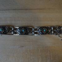 Glieder-Armband ohne Gravur mit türkisfarbenen Stern-Steinen und anderem Dekor. Bild 5