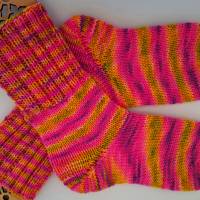 dicke Damen Socken mit langem Schaft handgestr. rose-, flieder-, grünfarben in unregelm. Verlauf, Größe 38/39 Bild 4