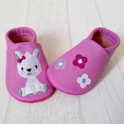 Krabbelpuschen, Lederpuschen in 18/19, Geschenk zur Geburt, Geschenk zum Kitastart, mit niedlichem Alpaka und Blümchen