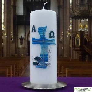 Moderne christliche Osterkerze mit blau silbernem Kreuz in Wellenform, Fischen und Wellen, religiöse Osterkerze Bild 4