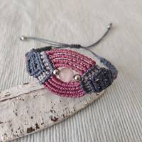 bezauberndes Makramee Armband in einer Kombination aus lila und grau mit einer zartrosa Glasperle und Edelstahlperlen Bild 1