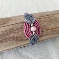 bezauberndes Makramee Armband in einer Kombination aus lila und grau mit einer zartrosa Glasperle und Edelstahlperlen Bild 2
