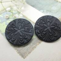 Matte schwarze Ohrstecker, große schwarze Ohrstecker, schwarze Polymer-Ton-Ohrringe mit floraler Textur, minimalistische Bild 2