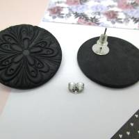 Matte schwarze Ohrstecker, große schwarze Ohrstecker, schwarze Polymer-Ton-Ohrringe mit floraler Textur, minimalistische Bild 6