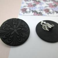 Matte schwarze Ohrstecker, große schwarze Ohrstecker, schwarze Polymer-Ton-Ohrringe mit floraler Textur, minimalistische Bild 7