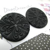 Matte schwarze Ohrstecker, große schwarze Ohrstecker, schwarze Polymer-Ton-Ohrringe mit floraler Textur, minimalistische Bild 8