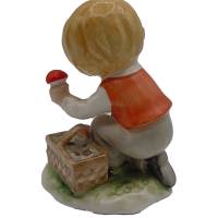 Hummel / Goebel Figur - Junge beim Pilze Sammeln - Lore Blumenkinder Bild 3