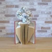 Gefaltete Buchvase mit Papierblumenstrauß // Dekoration // Geschenk // gefaltetes Buch // Blumendeko Bild 1