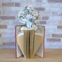 Gefaltete Buchvase mit Papierblumenstrauß // Dekoration // Geschenk // gefaltetes Buch // Blumendeko Bild 2