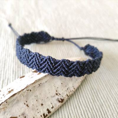 schlichtes Makramee Armband für den Mann in blau
