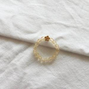 Elastischer Ring aus Edelstein mit Blume, Blumenring mit Gold, filigraner Ring aus Zitrin als Geschenk für beste Freundi Bild 1