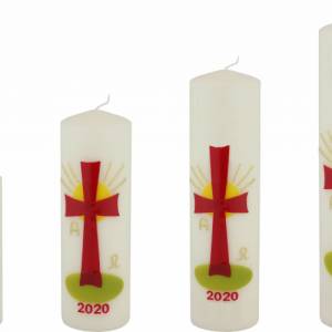 handverzierte festliche Osterkerze in elfenbein, religiös mit Kreuz, Sonne, Alpha und Omega und aktueller Jahreszahl Bild 3