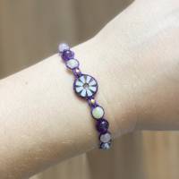 Happy Flower - Größenverstellbares Armband mit Glasperle „Margerite“, Edelsteinen und Rocailles Bild 4