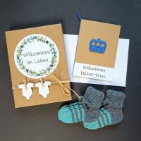 Geschenkschachtel - Willkommen im Leben - mit gestrickten Baby-Söckchen und Glückwunschkarte Krönchen mit Wunschtext Bild 1