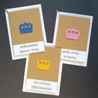 Geschenkschachtel - Willkommen im Leben - mit gestrickten Baby-Söckchen und Glückwunschkarte Krönchen mit Wunschtext Bild 3