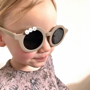 Personalisierte Sonnenbrille | Sonnenbrille mit Namen | Einzigartige Geschenkidee für Kinder | Geschenk 1. Geburtstag Bild 2