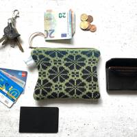 Gestrickte Minitasche Gr.S mit weissen Schafen auf dunkelgrün/ Reißverschlußtasche / Geldbörse / Schlüsseltasche Bild 8