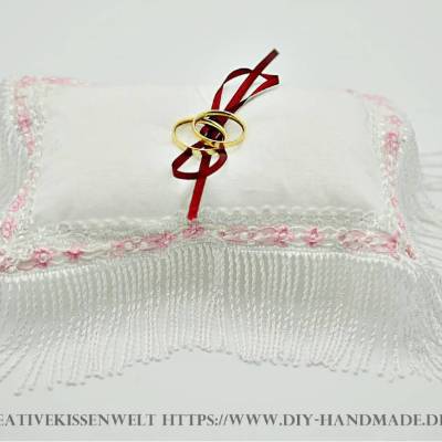 Weißes Ringträgerkissen mit Fransen und rosa Volantspitze – Unikat für Deine Hochzeit, 17.5x11.5 cm