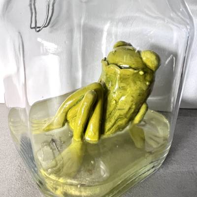 Der Spreewaldfrosch, Pickles, saure Gurken, Frosch Skulptur, Frosch im Glas, Froschkönig, Froschplastik, modellierter Fr