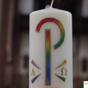 handverzierte festliche Osterkerze mit regenbogenfarbigem Pax, Alpha und Omega in elfenbein, religiös, Ostergeschenk Bild 1